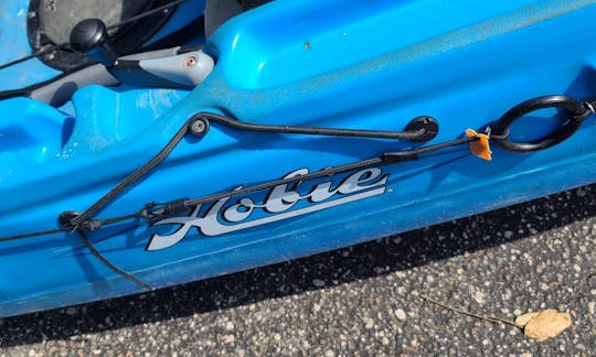 Kayaks Hobie Pedal azules y naranjas en alquiler en el lago Howell