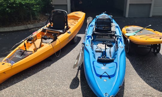 Kayaks Hobie Pedal azules y naranjas en alquiler en el lago Howell