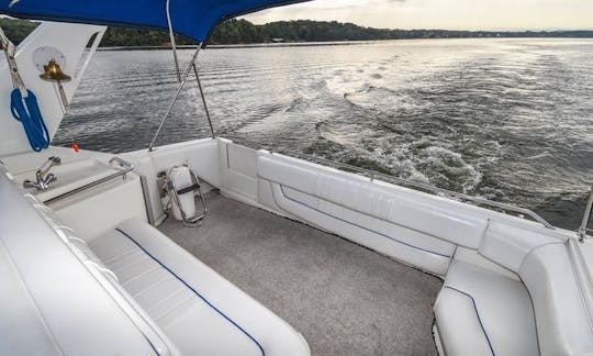 Voyagez avec style à bord de ce magnifique cabin-cruiser de 33 pieds !