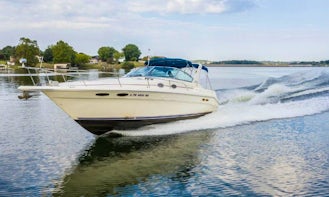 Travel in style on this Beautiful 33ft Cabin Cruiser!