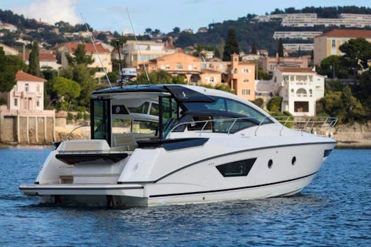 Beneteau GT46 Motor Yacht Rental in Saint-Tropez 