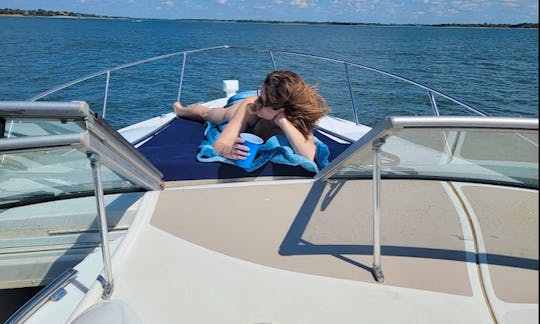 33' Private Yatch Float and Toasts!! Enjoy sun, fun, family and boating on Lake Lewisville