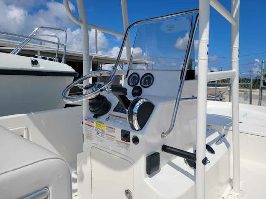 Console centrale Bayliner 2023 à Naples, en Floride