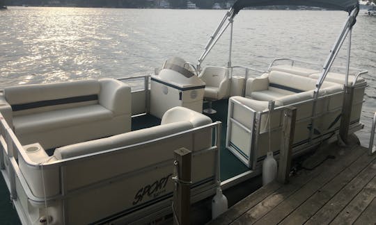 Pontão esportivo Crest de 20 pés para alugar em Findley Lake, Nova York