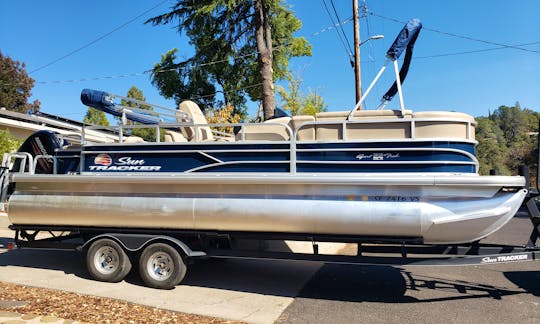 Cruise and Fish with this Suntracker Fishin Barge 22dlx Pontoon in Sonora, California