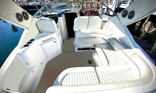 ☀️ Yate a motor Bayliner de 32 pies navegando por Emerald Bay, ☀️ Especial del mes de junio ☀️