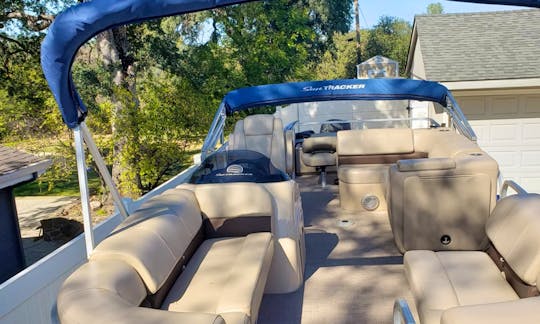 Cruise and Fish with this Suntracker Fishin Barge 22dlx Pontoon in Sonora, California