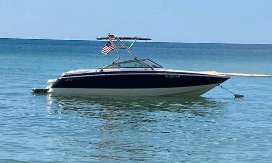 Cobalt 240 Bowrider para alquilar en New Buffalo (¡Capitán incluido!)