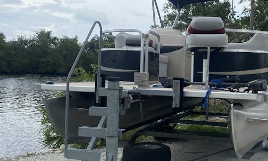 Sunchaser Pontoon Boat in Riveria Beach, Florida