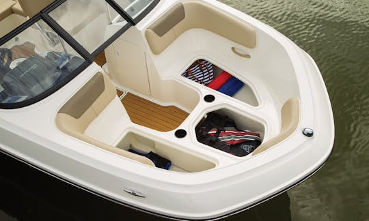 “Sharkie”, a lancha Bayliner VR5 de 20 pés 2021 com torre de wakeboard