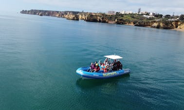 Passeio de lancha pelas grutas marinhas de Benagil em Lagos, Faro