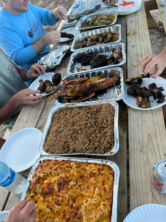 Almoço privado de dia inteiro com churrasco na praia, mergulho com snorkel e excursão turística