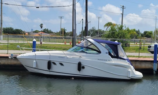 Croisière en yacht à moteur Rinker à louer à Miami pour une journée
