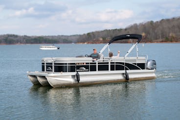 Bennington Tritoon 24' Seats 12 up to 16 people Fully-loaded On Lake Hartwell