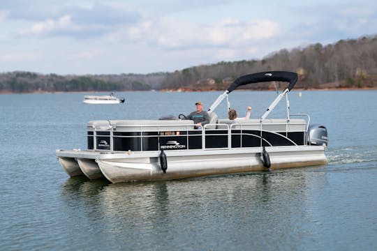 Bennington Tritoon de 24 pés, 12 assentos totalmente carregados no lago Hartwell
