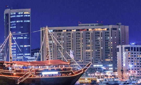 Increíble crucero con cena en Canel en un hermoso barco dhow en Dubái