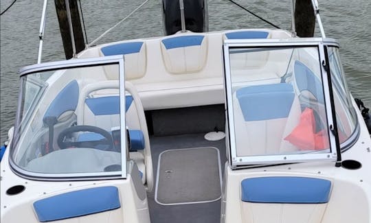 Tu escapada acuática: alquiler de Bayliner 180 Bowrider 