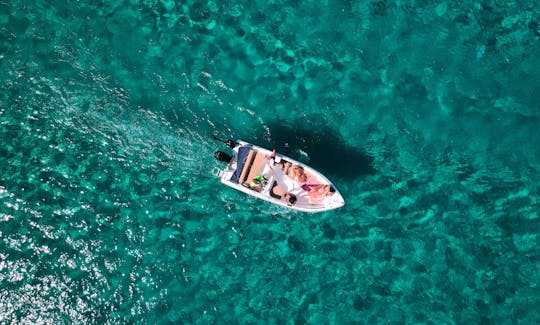 Alugue um barco Nireus de 16 pés sem licença e explore Rodes!