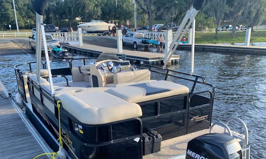 20ft Bentley Pontoon - Cruise the Clermont Chain of Lakes *FUEL INCLUDED*
