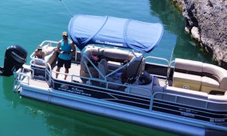 22ft Sun Tracker Sport Fish Party Boat Rental in Canyon Lake TX