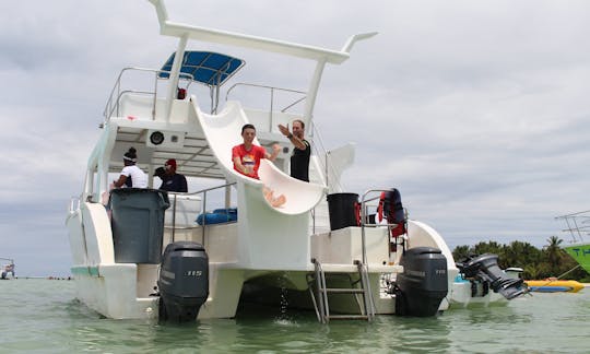 Bateau à deux niveaux avec toboggan 🎉 Prix des meilleurs prix 2021-2022 🎉 Catamaran de fête pour 80 personnes à Punta Cana