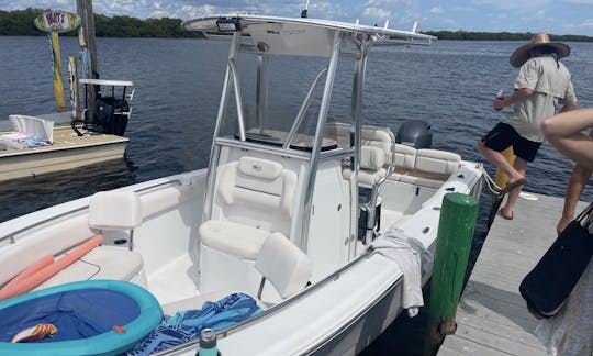 Console centrale Sea Hunt de 22 pieds avec banquette avant à Cape Coral, en Floride