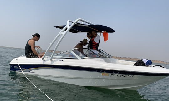 Divertido y rápido Chaparral Bowrider en alquiler en Moccasin Don Pedro Lake.