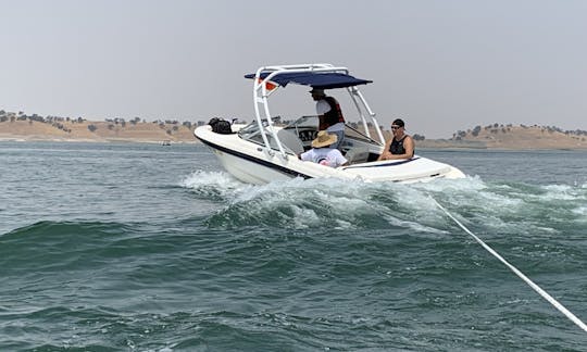 Divertido y rápido Chaparral Bowrider en alquiler en Moccasin Don Pedro Lake.