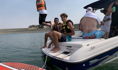 Chaparral Bowrider divertido e rápido para alugar em Lake Camanche.