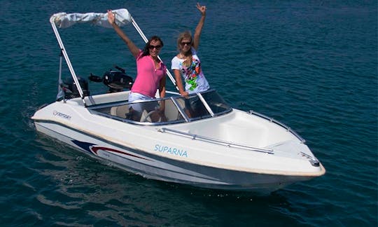 Discover Santorini in private on a speedboat