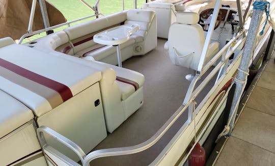 200HP Veranda 26 ft Tritoon for rent on Norris Lake (Andersonville)!