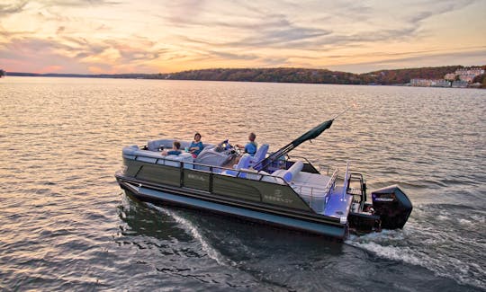 Willow Beach: Luxury Pontoon for charter