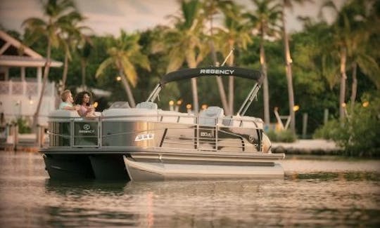 Laughlin: Pontão de luxo Regency Sport de 25 pés para alugar GB01