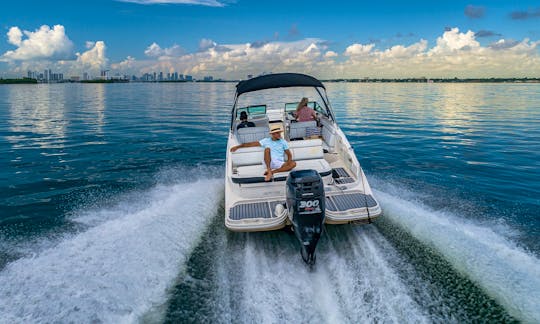 **TOP RATED** Giant Sea Ray Sundeck boat up to 9 people in Miami, Florida