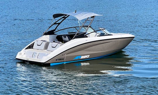 Brand new 25' Yamaha Ski Boat for rent in Lake Tahoe