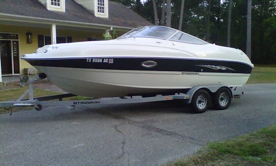 Gran barca con cubierta, esquí/velero Stingray de 25 pies en el lago Conroe, Texas