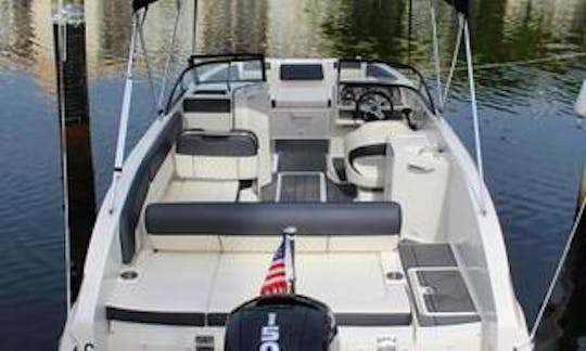 Best Bayliner DX2200 Deck Boat Rental In Washington, District of Columbia