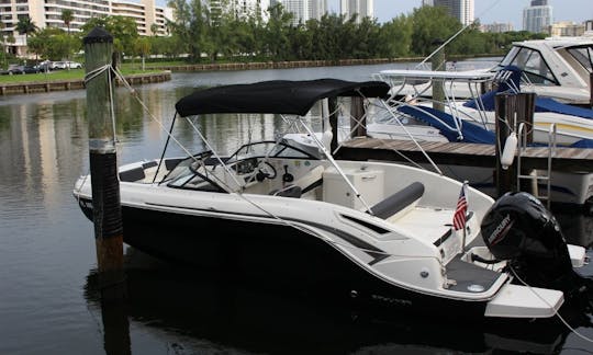 Best Bayliner DX2200 Deck Boat Rental In Washington, District of Columbia