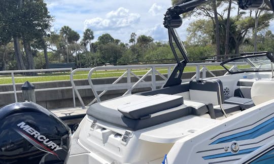 セント・オーガスティンのウォータースポーツ 🤿🏄🏾‍♂️、エンターテインメント 🎼、ファミリーボート 🚤