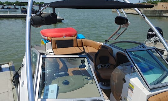 Chapparal 8 person boat with Captain in Rockwall