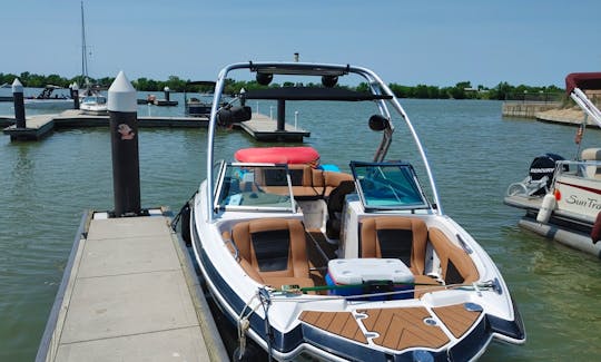 Chapparal 224 - 8 person boat with Captain on Lake Ray Hubbard