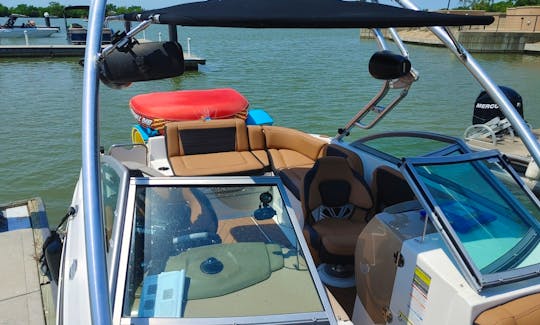 Chapparal 224 - 8 person boat with Captain on Lake Ray Hubbard