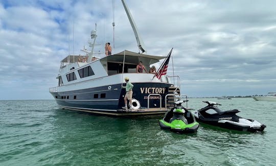 Classic Style meets State of the Art on the 85' Victory and Toys!