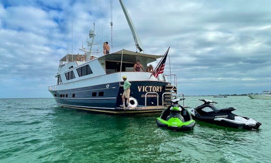 Classic Style meets State of the Art on the 85' Victory and Toys!