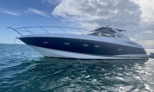 Capitana y tripulación Sunseeker de 50 pies, perfecta para tu despedida de soltera