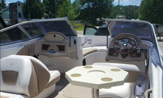 Four Winns Bowrider for 8 people in Monticello, GA