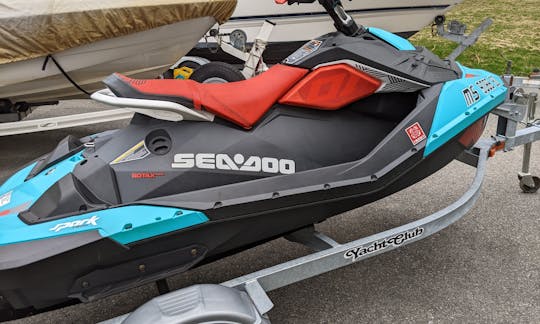 Sea-Doo Spark Trixx、マサチューセッツ州ヘーヴァリルのトレーラーに2人乗り（配達可能*）