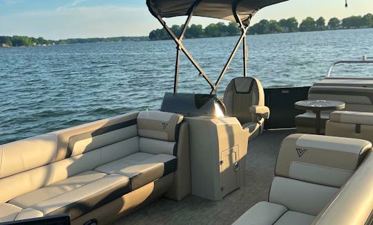 Luxury 2022 Viaggio Lago C Pontoon holds 10 comfortably!!!  Available On Lake Norman!