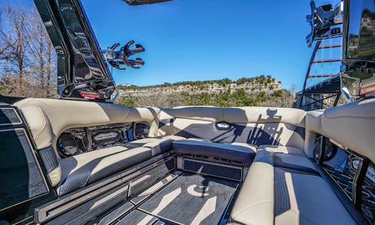 Rent a 25' Centurion Wake and surf on Lake Travis