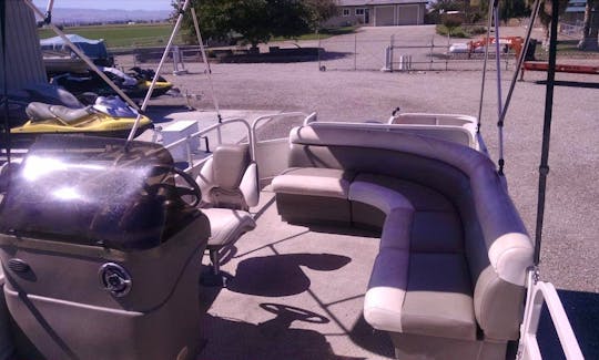 20' Cresliner Pontoon Boat Rental In Manteca, California